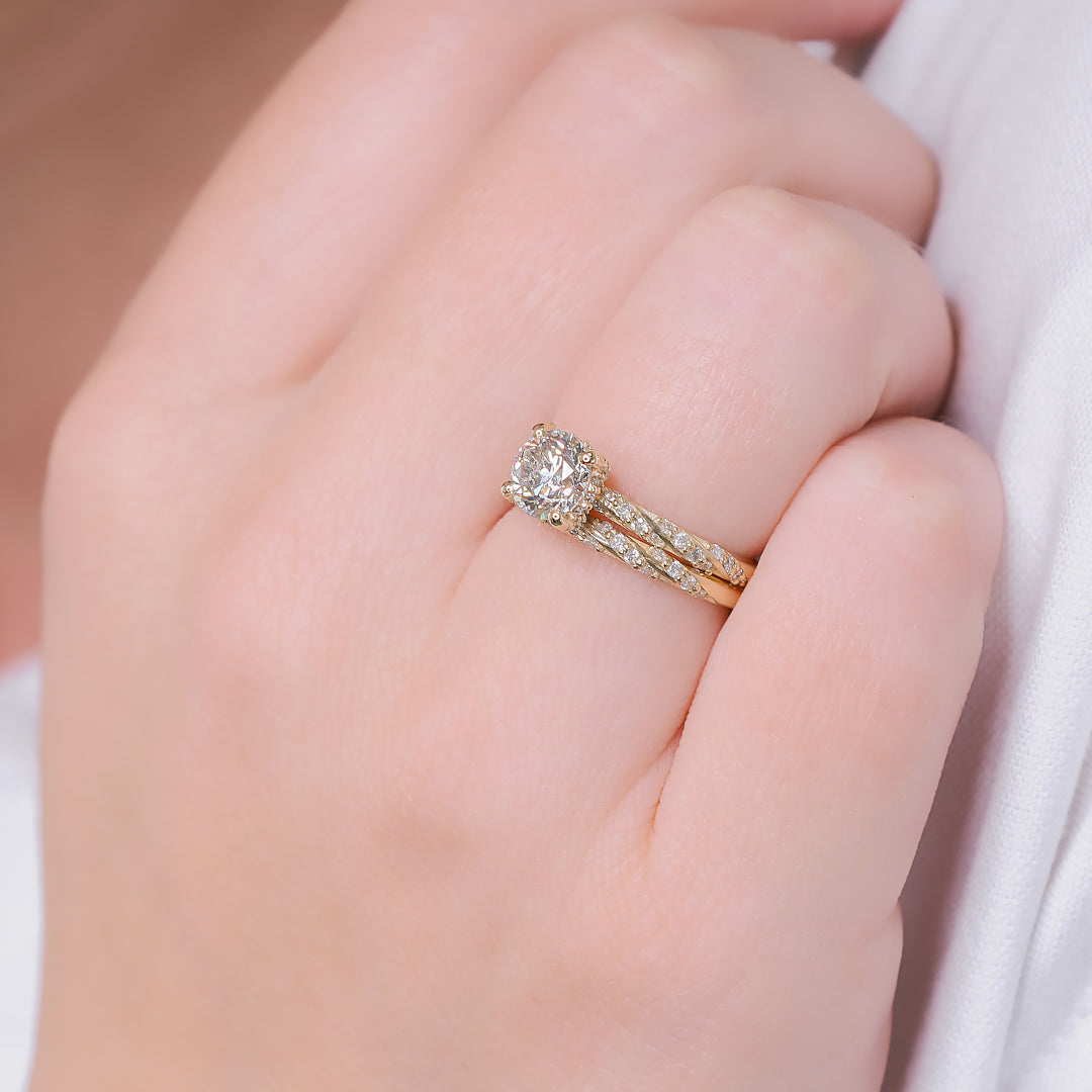 Twisting Light - Solitaire Natural Round Diamond Engagement Set